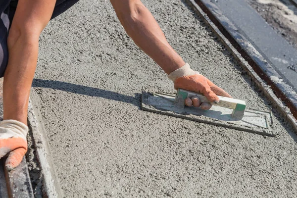 Trabajo pesado para un trabajador de la construcción en el sitio. — Foto de Stock