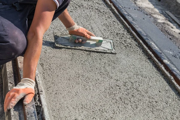 Trabajo pesado para un trabajador de la construcción en el sitio. — Foto de Stock