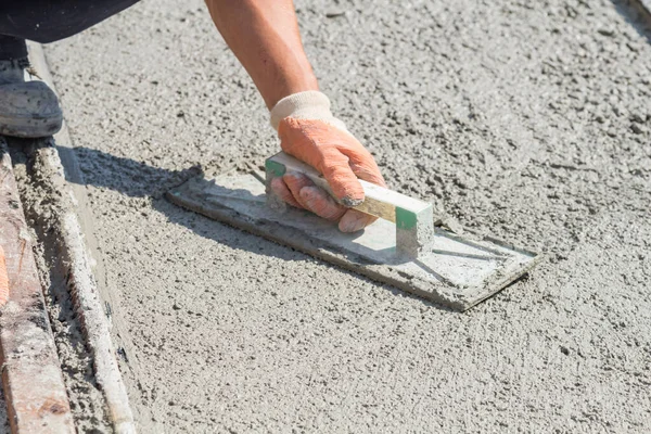 Lavoro pesante per un operaio edile sul posto. — Foto Stock