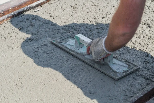 Trabajo pesado para un trabajador de la construcción en el sitio. Imagen De Stock