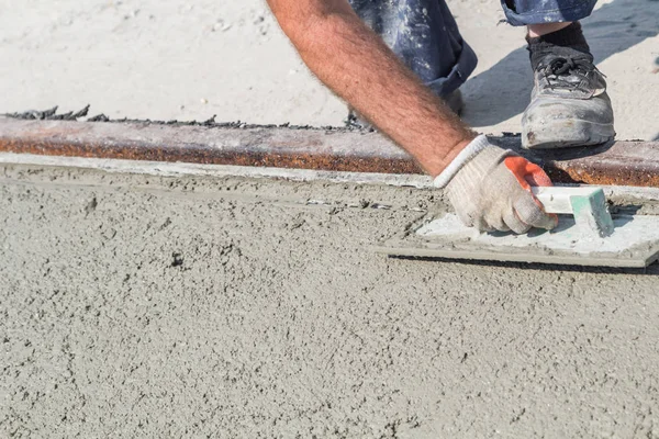 Trabajo pesado para un trabajador de la construcción en el sitio. Imagen De Stock