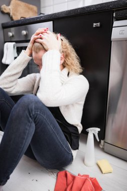 Kadın evi, mutfağı ve günlük ev işlerini temizlemekten yoruldu.