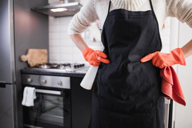 Evi, mutfağı temizlerken ve günlük ev işlerini yaparken yaralanmış.