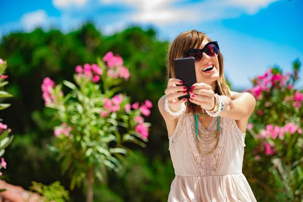 Carino giovane donna utilizzando il cellulare per strada . — Foto Stock