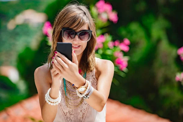 Carino giovane donna utilizzando il cellulare per strada . — Foto Stock