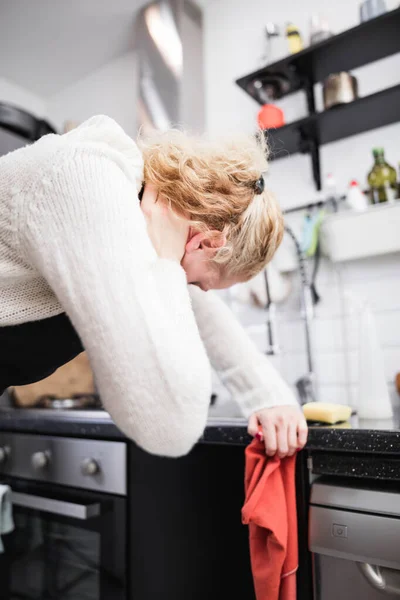 Frau mit Schmerzen im Nacken / Kopf, müde vom Putzen des Hauses — Stockfoto