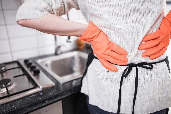 Травма во время уборки дома, кухни и делать ежедневные housewo — стоковое фото