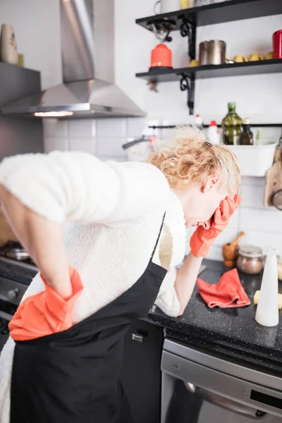 Lesión durante la limpieza de la casa, cocina y hacer housewo diario —  Fotos de Stock