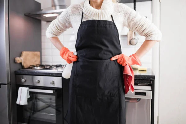 Lesão ao limpar a casa, cozinha e fazer diariamente housewo — Fotografia de Stock