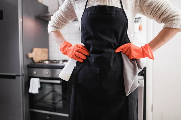 Lesión durante la limpieza de la casa, cocina y hacer housewo diario — Foto de Stock