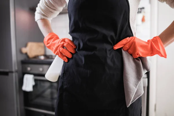 Letsel tijdens het schoonmaken van het huis, keuken en het doen van dagelijkse housewo — Stockfoto