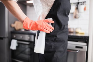 Evi, mutfağı temizlerken ve günlük ev işlerini yaparken yaralanmış.