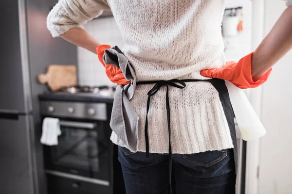 Evi, mutfağı temizlerken ve günlük ev işlerini yaparken yaralanmış.