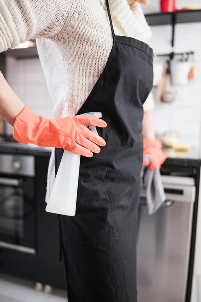 Verletzungen beim Putzen des Hauses, der Küche und bei der täglichen Hausarbeit — Stockfoto