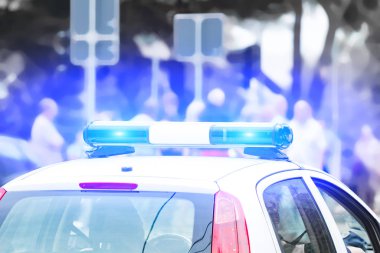 Trafik/urba suç mahallinde mavi ışıklar ile polis arabası