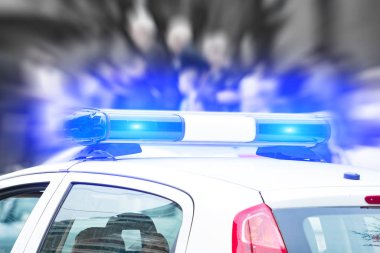 Trafik/urba suç mahallinde mavi ışıklar ile polis arabası