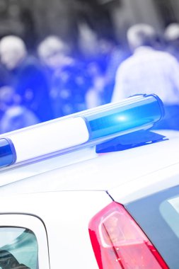 Trafik/urba suç mahallinde mavi ışıklar ile polis arabası