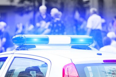 Trafik/urba suç mahallinde mavi ışıklar ile polis arabası