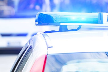 Trafik/urba suç mahallinde mavi ışıklar ile polis arabası
