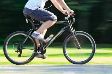 Bisiklet sürmek - bulanık hareket, hızlı sürüş.