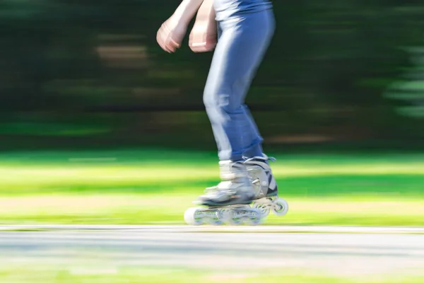 Pattinaggio in linea nel parco . — Foto Stock