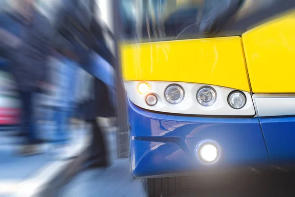 Trasporto pubblico / autobus in un ambiente urbano su una stazione. — Foto Stock