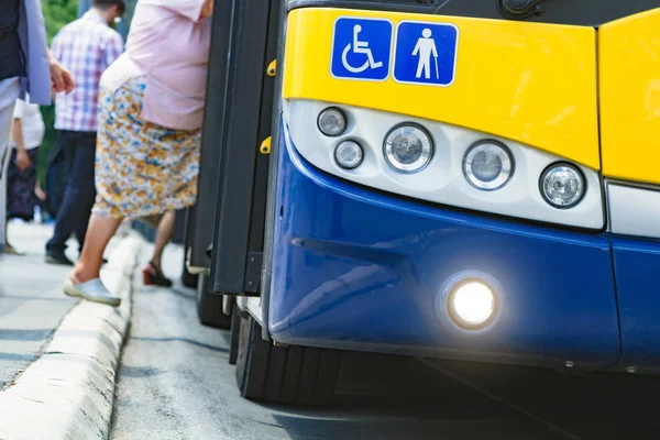 Trasporto pubblico / autobus in un ambiente urbano su una stazione. — Foto Stock