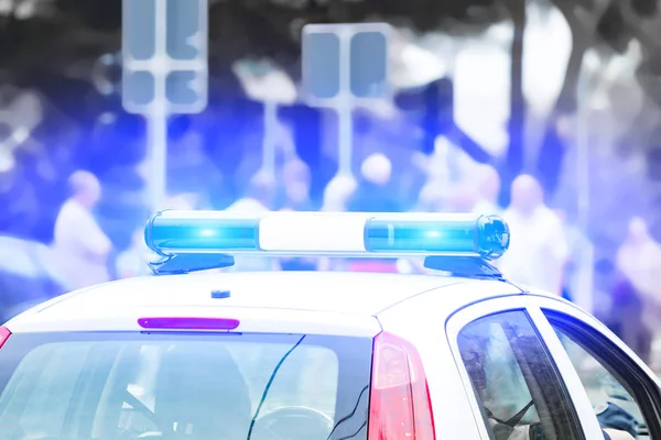 Polizeiauto mit Blaulicht am Tatort im Straßenverkehr / Urba — Stockfoto