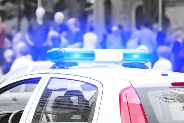 Trafik/urba suç mahallinde mavi ışıklar ile polis arabası