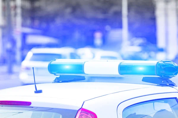 Coche de policía con luces azules en la escena del crimen en el tráfico / urba — Foto de Stock