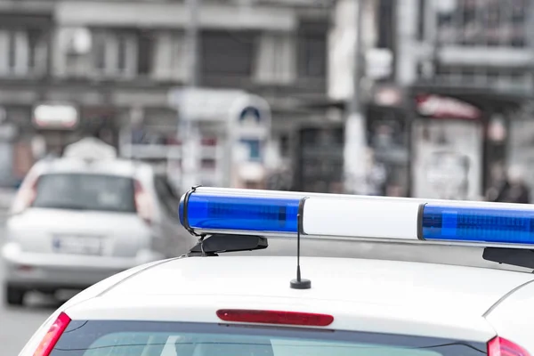 Coche de policía con luces azules en la escena del crimen en el tráfico / urba — Foto de Stock