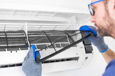 Klima servisi ve bakım, havalandırma ünitesini tamir etmek ve filtreleri temizlemek..