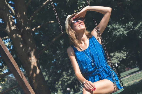 Schattige Jonge Vrouw Genieten Een Schommel Buiten Zomer Zonlicht — Stockfoto