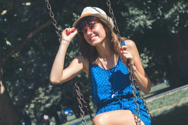 Carino Giovane Donna Godendo Altalena All Aperto Estate Luce Del — Foto Stock