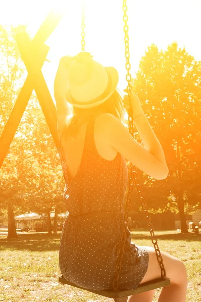 Carino Giovane Donna Godendo Altalena All Aperto Estate Luce Del — Foto Stock