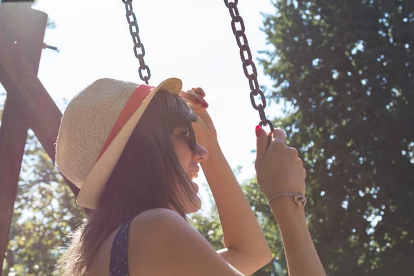 Carino Giovane Donna Godendo Altalena All Aperto Estate Luce Del — Foto Stock