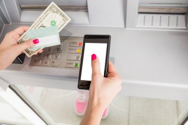 Nashine 'i kullanan bir kadın. Nakit para çekmek..