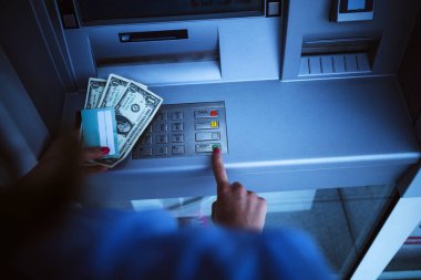 Nashine 'i kullanan bir kadın. Nakit para çekmek..