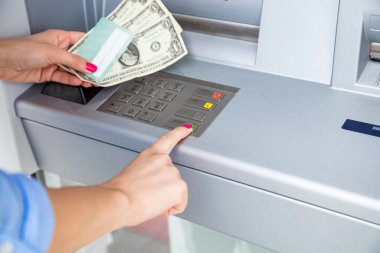 Nashine 'i kullanan bir kadın. Nakit para çekmek..