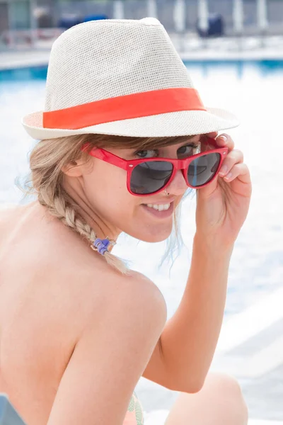 Cute Young Woman Enjoying Summertime Poolside — Stock Photo, Image