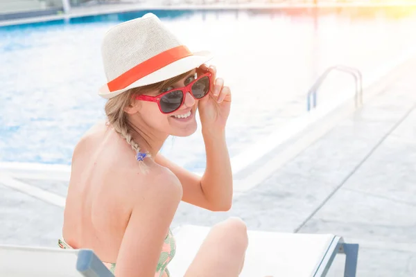 Cute Young Woman Enjoying Summertime Poolside — Stock Photo, Image