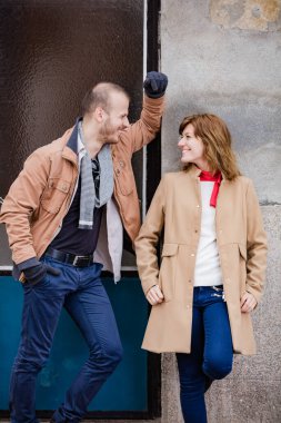 Sokakta poz veren modern şehir çifti.