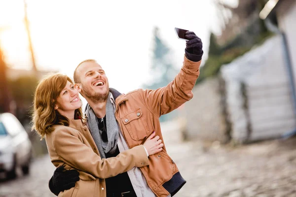 Modernes Urbanes Paar Posiert Auf Der Straße Und Nutzt Smartphone — Stockfoto