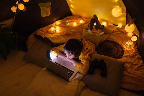 Piccola Ragazza Anni Utilizzando Computer Portatile Sotto Sua Tenda Fatta — Foto Stock