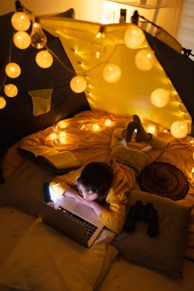 Piccola Ragazza Anni Utilizzando Computer Portatile Sotto Sua Tenda Fatta — Foto Stock