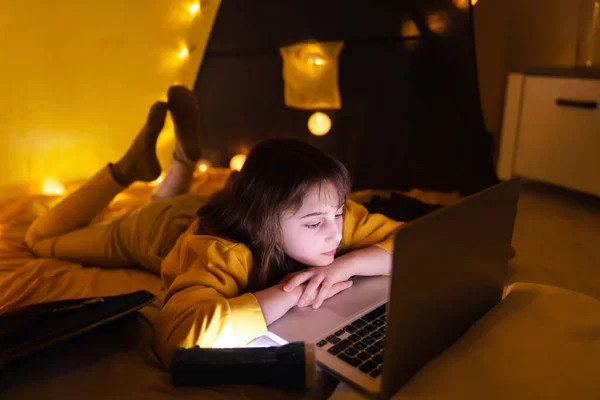 Piccola Ragazza Anni Utilizzando Computer Portatile Sotto Sua Tenda Fatta — Foto Stock