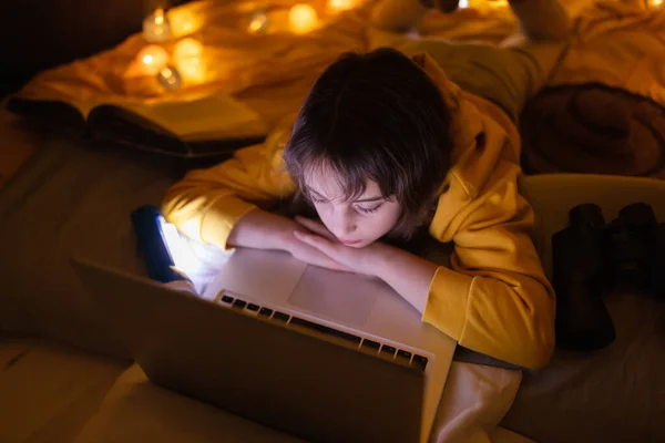 Piccola Ragazza Anni Utilizzando Computer Portatile Sotto Sua Tenda Fatta — Foto Stock