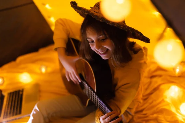 Kleines Mädchen Spielt Akustikgitarre Unter Dem Zelt Wohnzimmer — Stockfoto