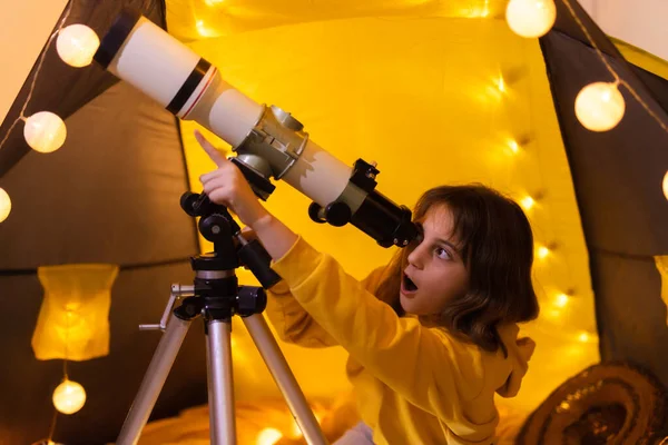 Menina Pequena Usando Telescópio Casa Sala Estar Uma Barraca — Fotografia de Stock