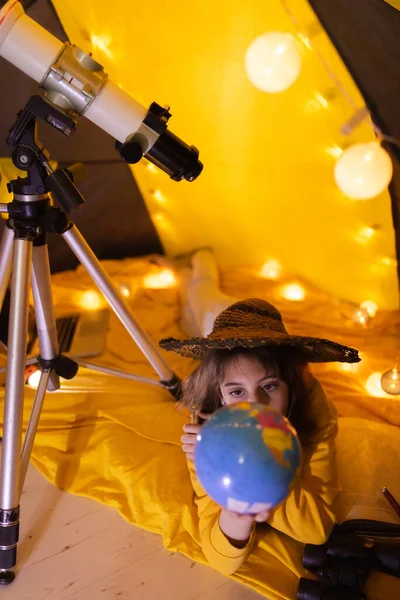 Menina Pequena Usando Globo Terrestre Casa Sala Estar Uma Barraca — Fotografia de Stock